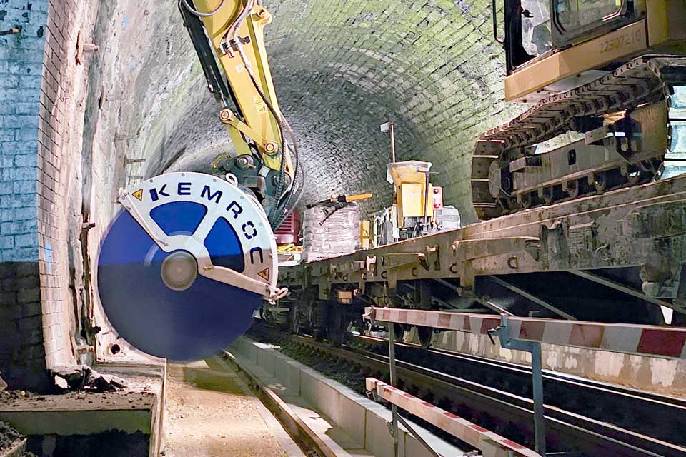 KDS 30 in a railway tunnel: Cable ducts removed quickly