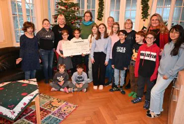 KEMROC verbreitet Weihnachtsfreude durch Spenden